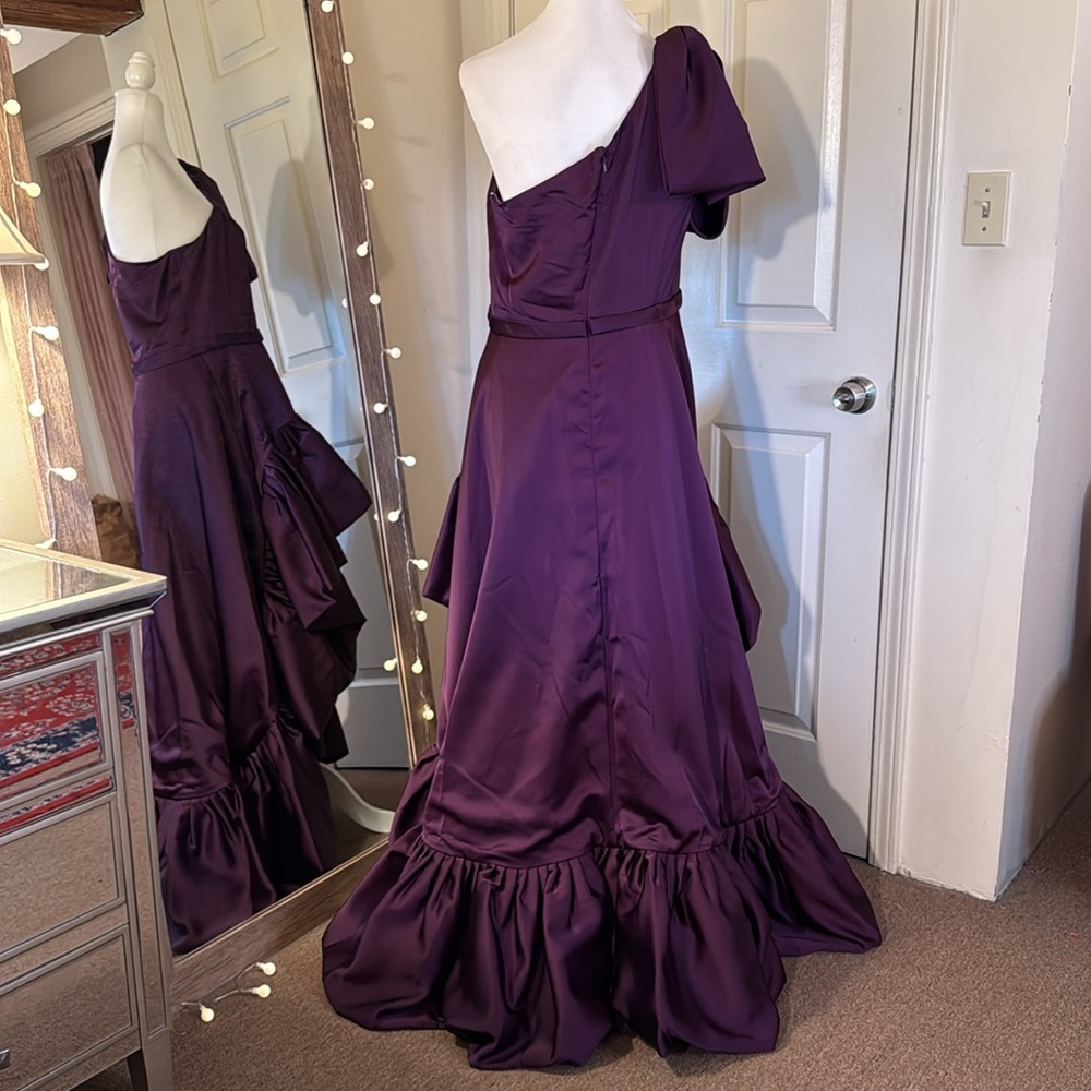 MAC DUGGAL
High Low Gown with Statement Bow - Picture 10 of 13